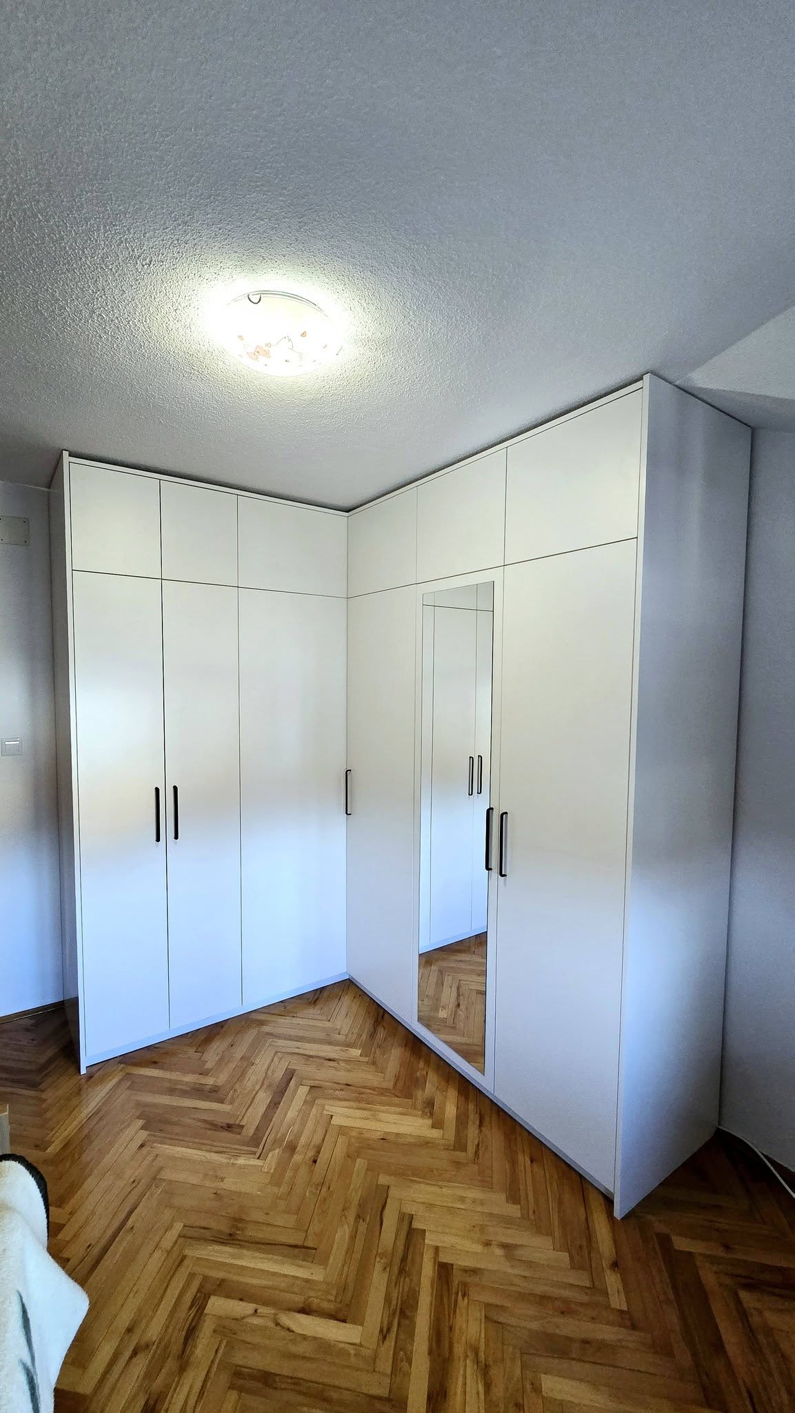 Ugaoni plakar do plafona s poljem u ogledalu