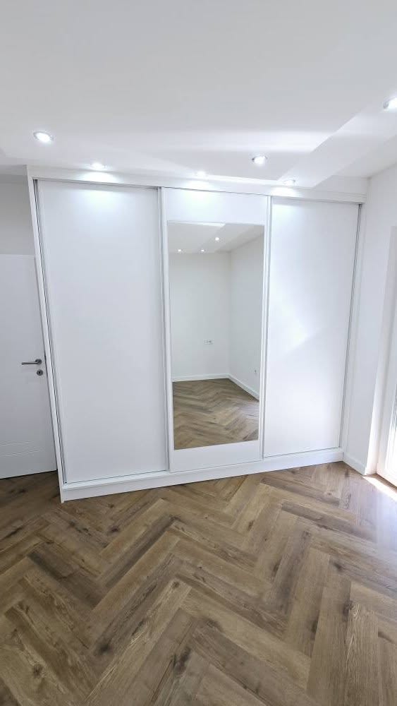 Plakar s kliznim krilima i poljem u ogledalu