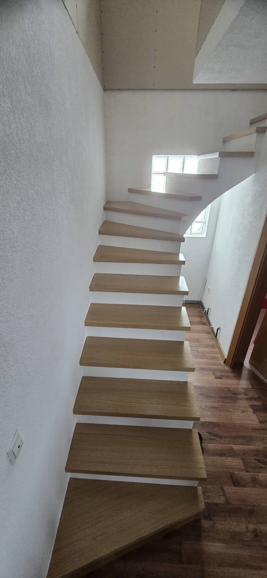 Konzolna gazišta od hrasta koja izlaze iz zida, bez vidljive konstrukcije