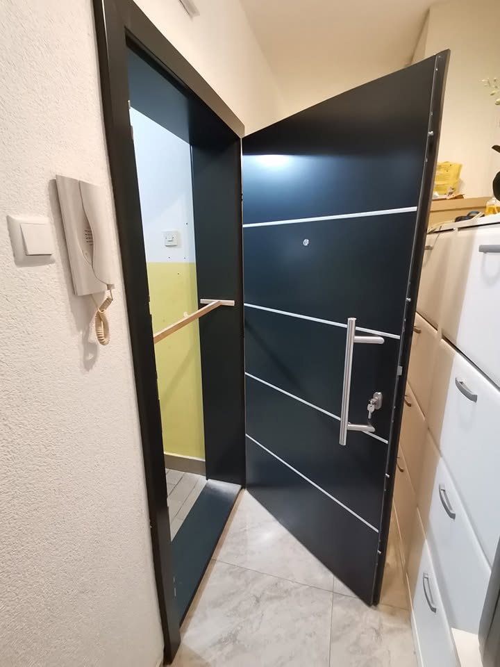 Antracit ulazna vrata s inox linijama i dugom inox ručkom